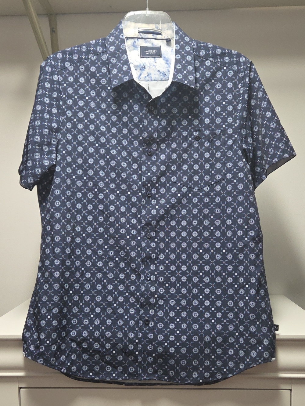7 Diamonds Navy Blue Short Sleeve Button-Down with Light Blue Geometric Print